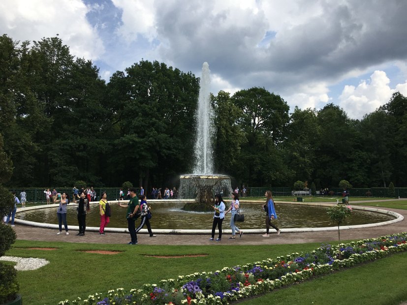 Un des jets d'eau du parc de droite, celui de Pierre le Grand