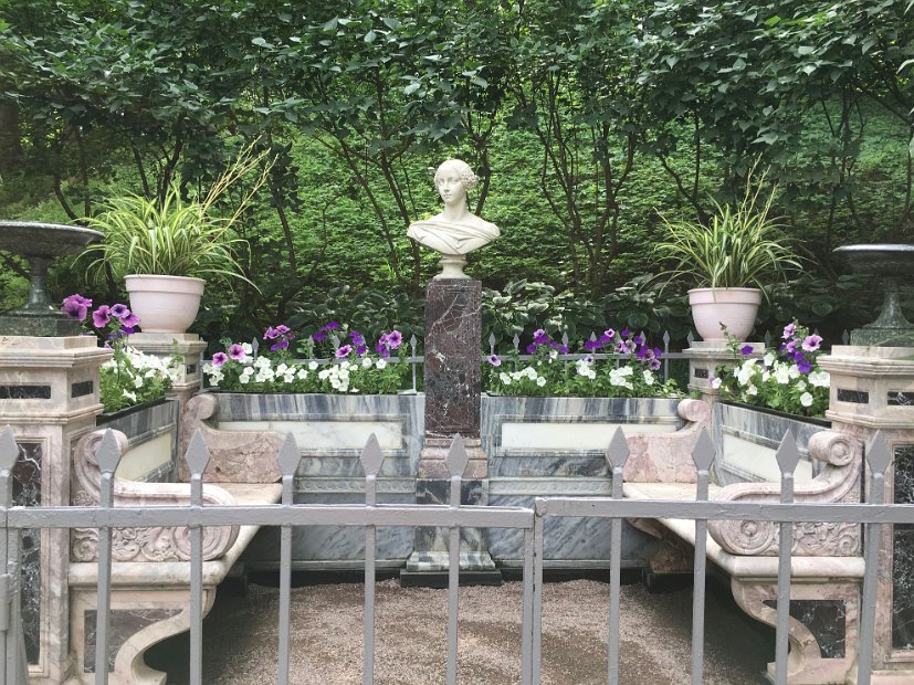 Le banc-monument construit en 1844-1847 pour commémorer la Grand Duchesse Alexandra Nikolaevna, morte à 19 ans en 1844. C'était la fille préférée de l'empereur Nicolas 1er.