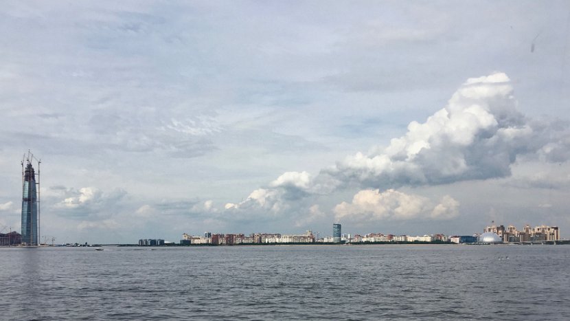 Lakhta Center (Ла́хта це́нтр) est le nom de l'ensemble public administratif dont le fleuron sera le siège social du groupe “Gazprom” (la tour à gauche).