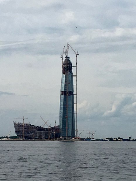 Le 6 octobre 2017, la tour Gazprom du Lakhta Center est devenue le plus haut bâtiment d'Europe. Sa hauteur est de 374 mètres.