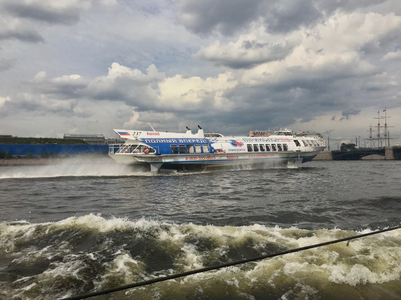 Un va-et-vient incessant d'hydroglisseurs. Nous sommes sur la Malaïa Neva, juste avant la confluence avec la Bolchaïa Neva.