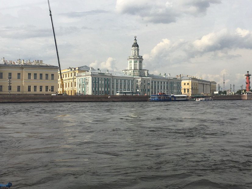 La Kunstkamera ou  « Chambre des curiosités » est aujourd'hui le Musée d'ethnographie et d'anthropologie Pierre-le-Grand de l'Académie des sciences de Russie .