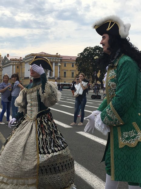 De retour sur la Place du Palais. On peut se faire prendre en photo avec Pierre le Grand...